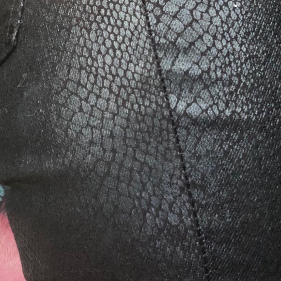 Brand new Levi black snakeskin high rise jeans 29 - Picture 4 of 4